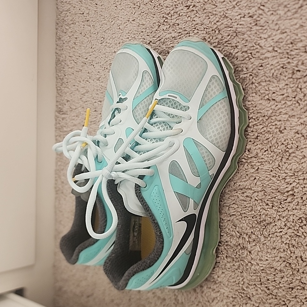 2011 livestrong air max